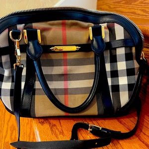 Burberry purse great condition